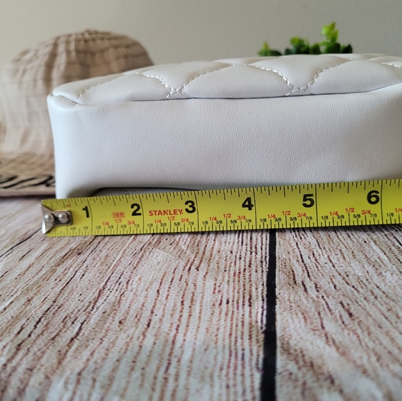 ✨️Mini White Quilted Gold Chain Crossbody Purse✨️ - Picture 9 of 12